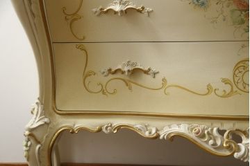 中古　美品　イタリア高級家具　ノバパルク(NOVAPLAK)　ロココ調の装飾が可愛らしい大振りなチェスト(サイドチェスト、引き出し)(定価約100万円)(R-077622)