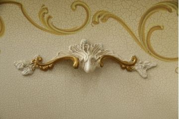 中古　美品　イタリア高級家具　ノバパルク(NOVAPLAK)　ロココ調の装飾が可愛らしい大振りなチェスト(サイドチェスト、引き出し)(定価約100万円)(R-077622)