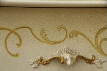 中古　美品　イタリア高級家具　ノバパルク(NOVAPLAK)　ロココ調の装飾が可愛らしい大振りなチェスト(サイドチェスト、引き出し)(定価約100万円)(R-077622)