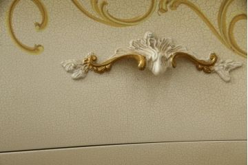 中古　美品　イタリア高級家具　ノバパルク(NOVAPLAK)　ロココ調の装飾が可愛らしい大振りなチェスト(サイドチェスト、引き出し)(定価約100万円)(R-077622)