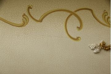 中古　美品　イタリア高級家具　ノバパルク(NOVAPLAK)　ロココ調の装飾が可愛らしい大振りなチェスト(サイドチェスト、引き出し)(定価約100万円)(R-077622)