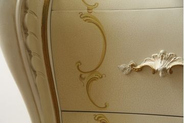 中古　美品　イタリア高級家具　ノバパルク(NOVAPLAK)　ロココ調の装飾が可愛らしい大振りなチェスト(サイドチェスト、引き出し)(定価約100万円)(R-077622)