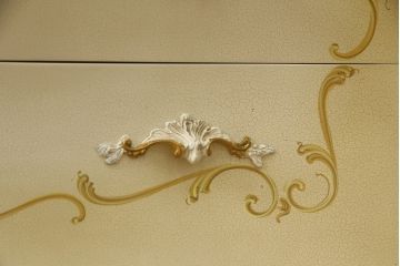 中古　美品　イタリア高級家具　ノバパルク(NOVAPLAK)　ロココ調の装飾が可愛らしい大振りなチェスト(サイドチェスト、引き出し)(定価約100万円)(R-077622)