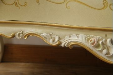 中古　美品　イタリア高級家具　ノバパルク(NOVAPLAK)　ロココ調の装飾が可愛らしい大振りなチェスト(サイドチェスト、引き出し)(定価約100万円)(R-077622)