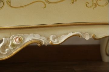 中古　美品　イタリア高級家具　ノバパルク(NOVAPLAK)　ロココ調の装飾が可愛らしい大振りなチェスト(サイドチェスト、引き出し)(定価約100万円)(R-077622)