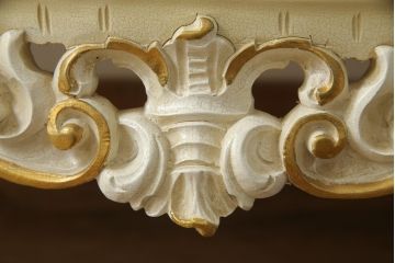 中古　美品　イタリア高級家具　ノバパルク(NOVAPLAK)　ロココ調の装飾が可愛らしい大振りなチェスト(サイドチェスト、引き出し)(定価約100万円)(R-077622)