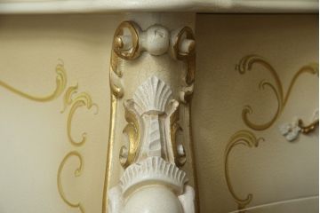 中古　美品　イタリア高級家具　ノバパルク(NOVAPLAK)　ロココ調の装飾が可愛らしい大振りなチェスト(サイドチェスト、引き出し)(定価約100万円)(R-077622)