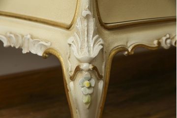 中古　美品　イタリア高級家具　ノバパルク(NOVAPLAK)　ロココ調の装飾が可愛らしい大振りなチェスト(サイドチェスト、引き出し)(定価約100万円)(R-077622)