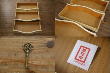 中古　美品　イタリア高級家具　ノバパルク(NOVAPLAK)　ロココ調の装飾が可愛らしい大振りなチェスト(サイドチェスト、引き出し)(定価約100万円)(R-077622)