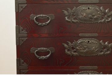 中古　美品!!　欅産業　漆塗り　仙台民芸箪笥(仙台箪笥)　KC-2000　力強い杢目が目を引く箪笥(小箪笥、収納タンス、チェスト、引き出し)(定価約43万円)(R-077627)