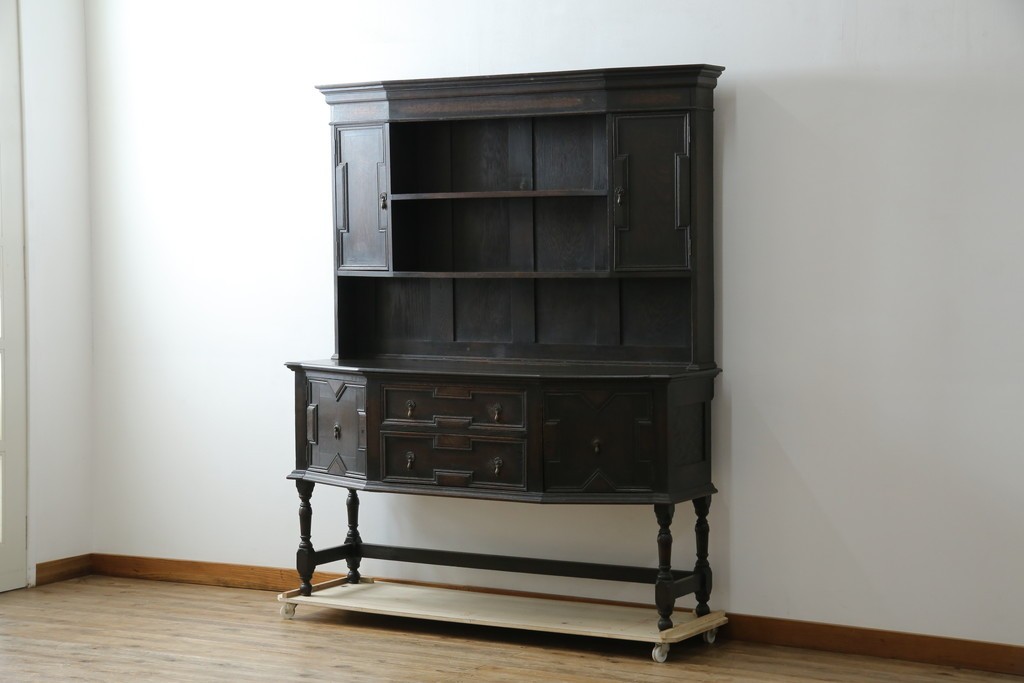 イギリスアンティーク　オーク材　シックな佇まいが味わい深いカップボード　(R-077630)