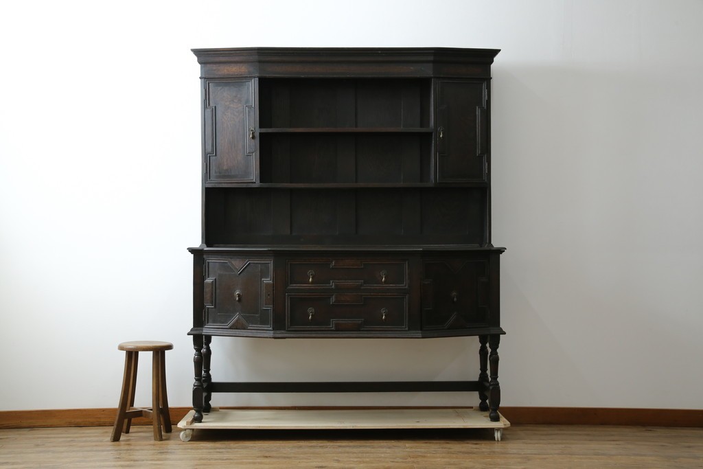 イギリスアンティーク　オーク材　シックな佇まいが味わい深いカップボード　(R-077630)