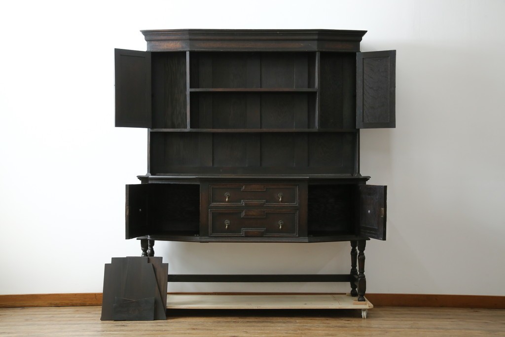 イギリスアンティーク　オーク材　シックな佇まいが味わい深いカップボード　(R-077630)