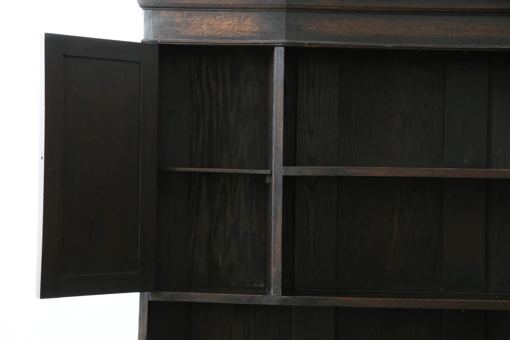 イギリスアンティーク　オーク材　シックな佇まいが味わい深いカップボード　(R-077630)