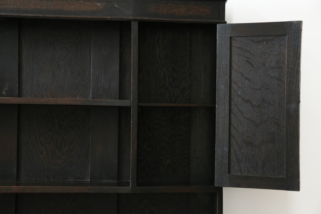 イギリスアンティーク　オーク材　シックな佇まいが味わい深いカップボード　(R-077630)