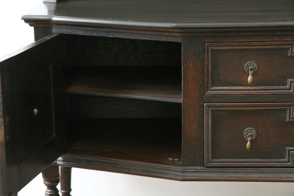 イギリスアンティーク　オーク材　シックな佇まいが味わい深いカップボード　(R-077630)