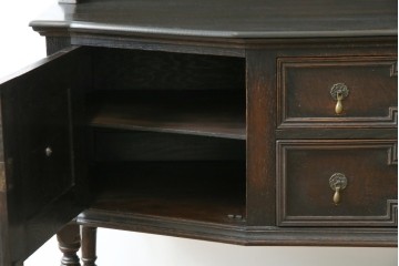 イギリスアンティーク　オーク材　シックな佇まいが味わい深いカップボード　(R-077630)