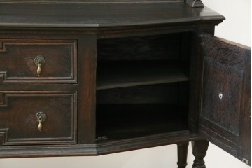 イギリスアンティーク　オーク材　シックな佇まいが味わい深いカップボード　(R-077630)