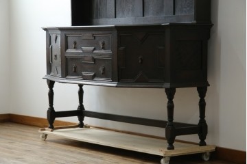 イギリスアンティーク　オーク材　シックな佇まいが味わい深いカップボード　(R-077630)