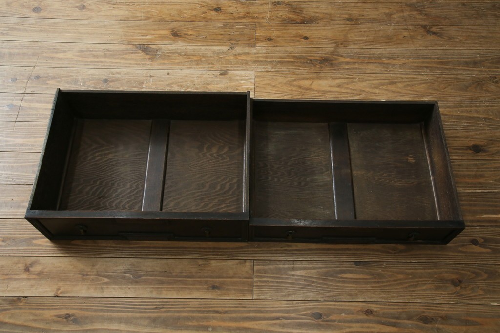 イギリスアンティーク　オーク材　シックな佇まいが味わい深いカップボード　(R-077630)