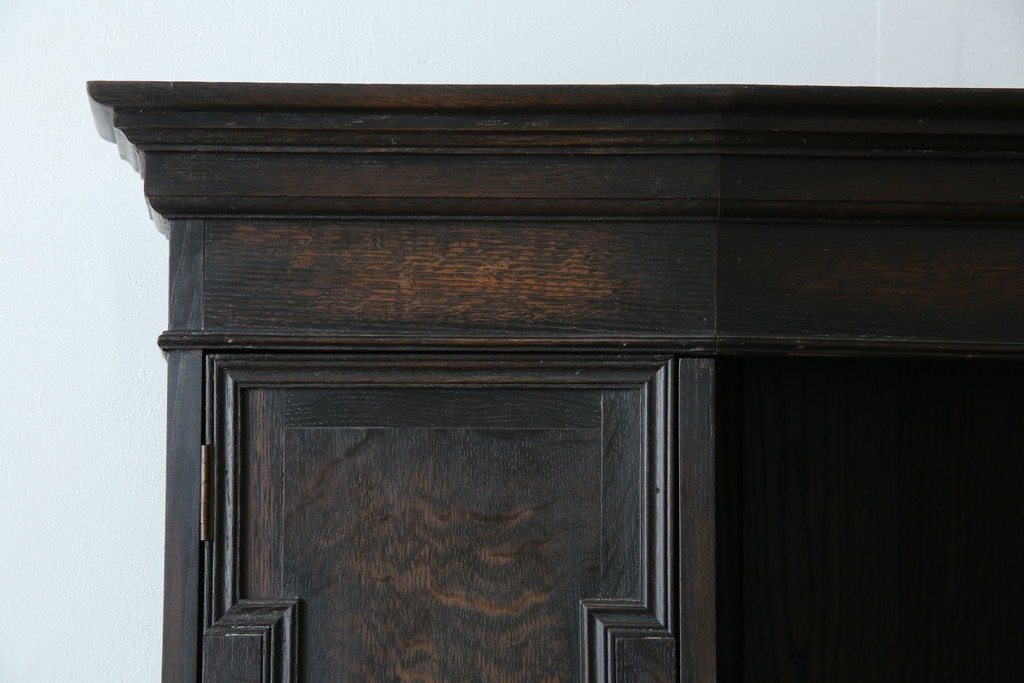 イギリスアンティーク　オーク材　シックな佇まいが味わい深いカップボード　(R-077630)