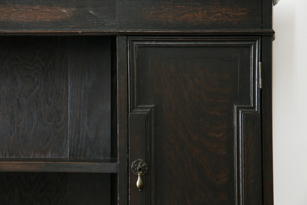 イギリスアンティーク　オーク材　シックな佇まいが味わい深いカップボード　(R-077630)