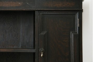 イギリスアンティーク　オーク材　シックな佇まいが味わい深いカップボード　(R-077630)