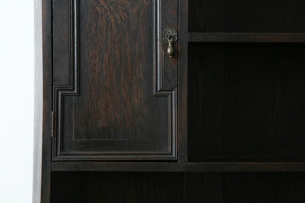 イギリスアンティーク　オーク材　シックな佇まいが味わい深いカップボード　(R-077630)