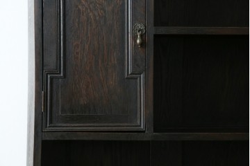 イギリスアンティーク　オーク材　シックな佇まいが味わい深いカップボード　(R-077630)