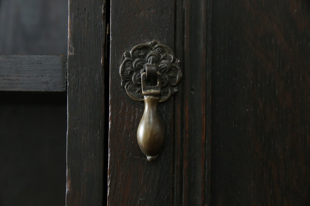 イギリスアンティーク　オーク材　シックな佇まいが味わい深いカップボード　(R-077630)