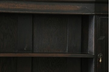 イギリスアンティーク　オーク材　シックな佇まいが味わい深いカップボード　(R-077630)