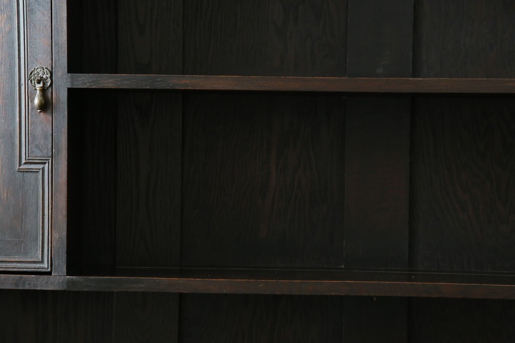 イギリスアンティーク　オーク材　シックな佇まいが味わい深いカップボード　(R-077630)