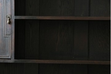 イギリスアンティーク　オーク材　シックな佇まいが味わい深いカップボード　(R-077630)