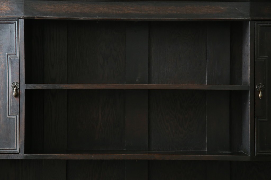 イギリスアンティーク　オーク材　シックな佇まいが味わい深いカップボード　(R-077630)