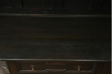 イギリスアンティーク　オーク材　シックな佇まいが味わい深いカップボード　(R-077630)