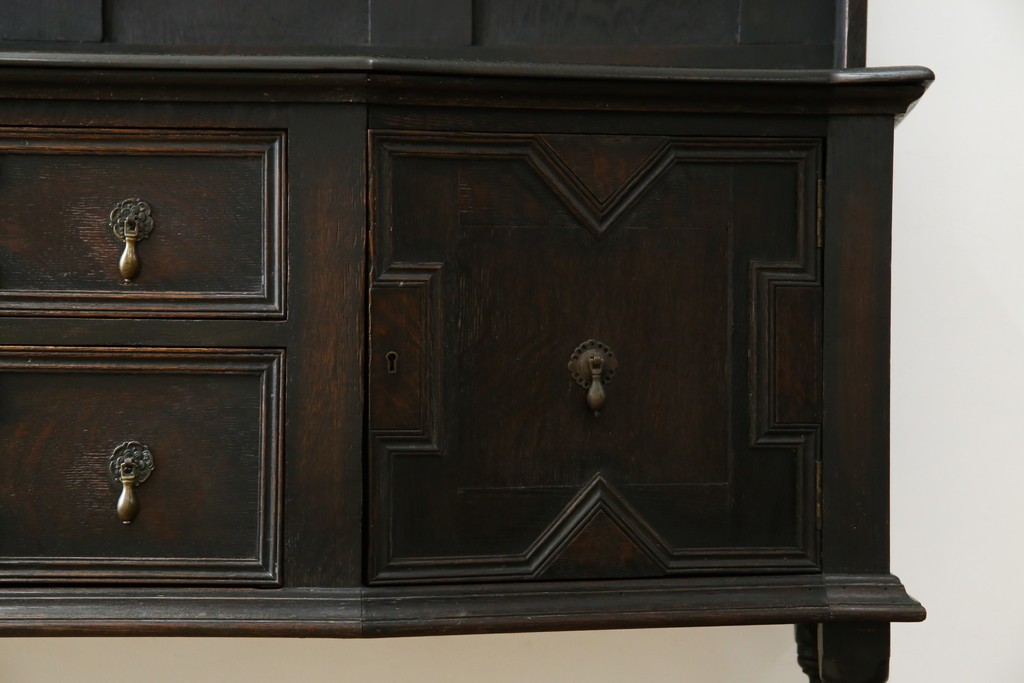 イギリスアンティーク　オーク材　シックな佇まいが味わい深いカップボード　(R-077630)