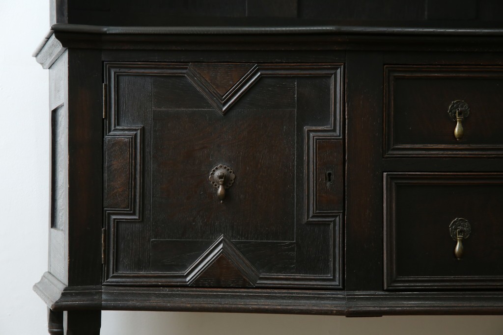 イギリスアンティーク　オーク材　シックな佇まいが味わい深いカップボード　(R-077630)