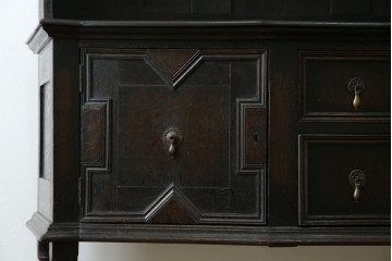 イギリスアンティーク　オーク材　シックな佇まいが味わい深いカップボード　(R-077630)