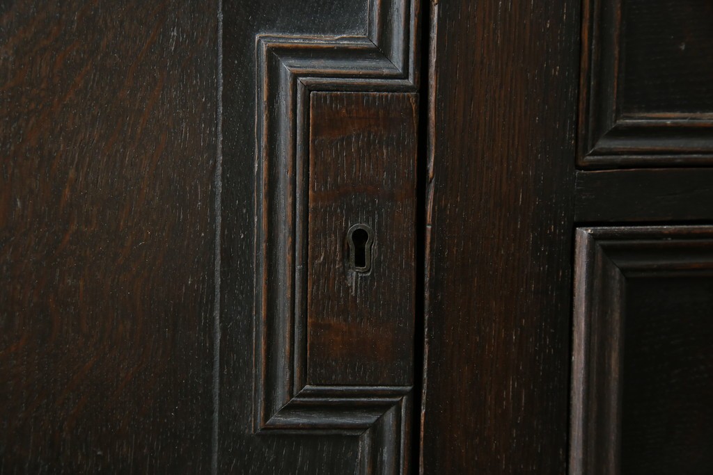 イギリスアンティーク　オーク材　シックな佇まいが味わい深いカップボード　(R-077630)