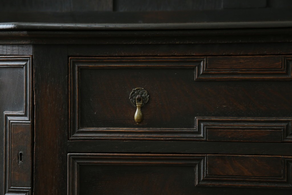 イギリスアンティーク　オーク材　シックな佇まいが味わい深いカップボード　(R-077630)