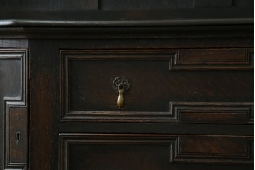 イギリスアンティーク　オーク材　シックな佇まいが味わい深いカップボード　(R-077630)