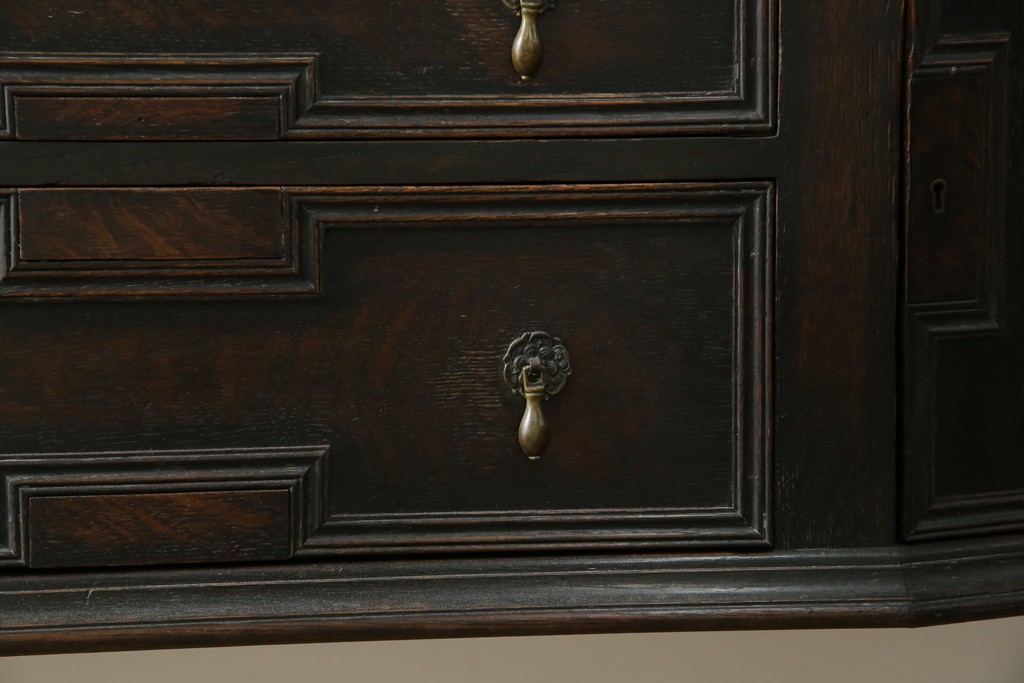 イギリスアンティーク　オーク材　シックな佇まいが味わい深いカップボード　(R-077630)