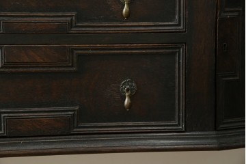 イギリスアンティーク　オーク材　シックな佇まいが味わい深いカップボード　(R-077630)