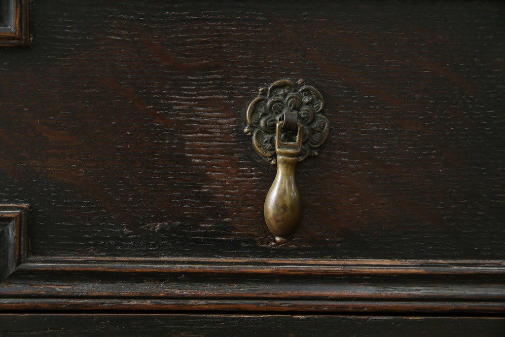 イギリスアンティーク　オーク材　シックな佇まいが味わい深いカップボード　(R-077630)