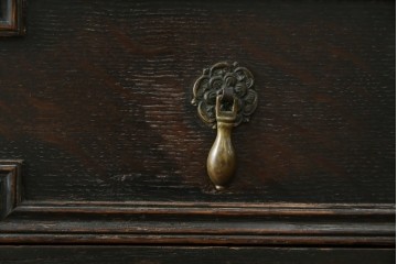 イギリスアンティーク　オーク材　シックな佇まいが味わい深いカップボード　(R-077630)