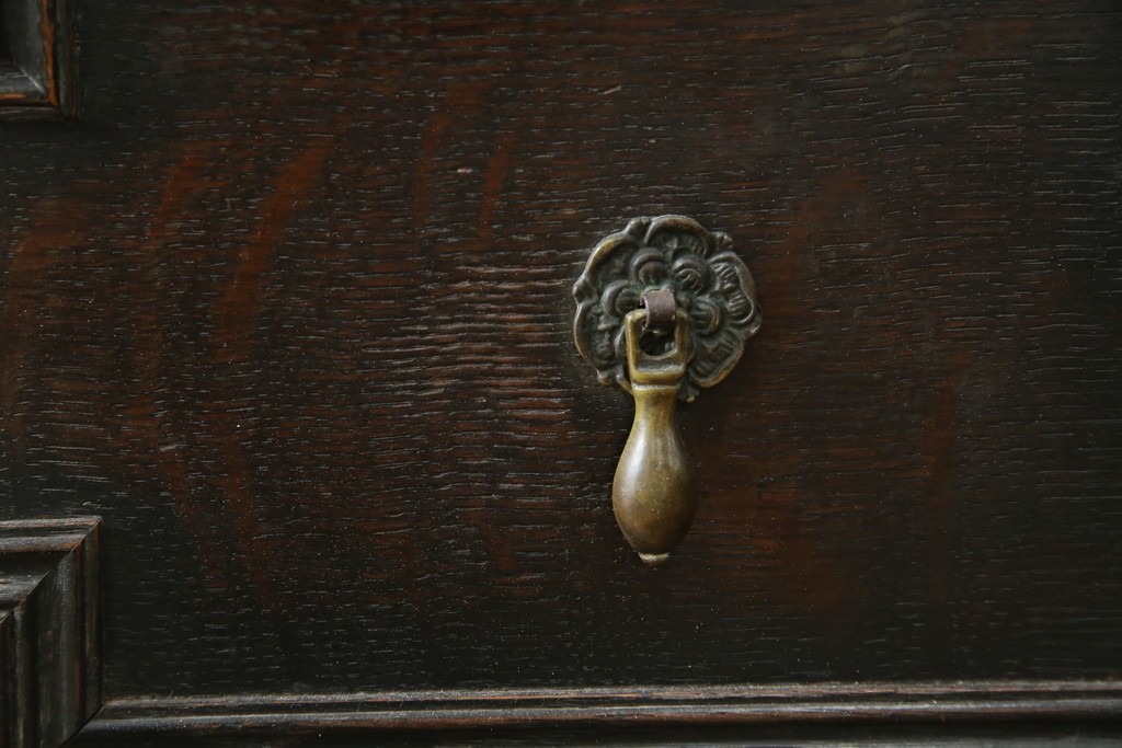 イギリスアンティーク　オーク材　シックな佇まいが味わい深いカップボード　(R-077630)