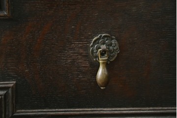 イギリスアンティーク　オーク材　シックな佇まいが味わい深いカップボード　(R-077630)