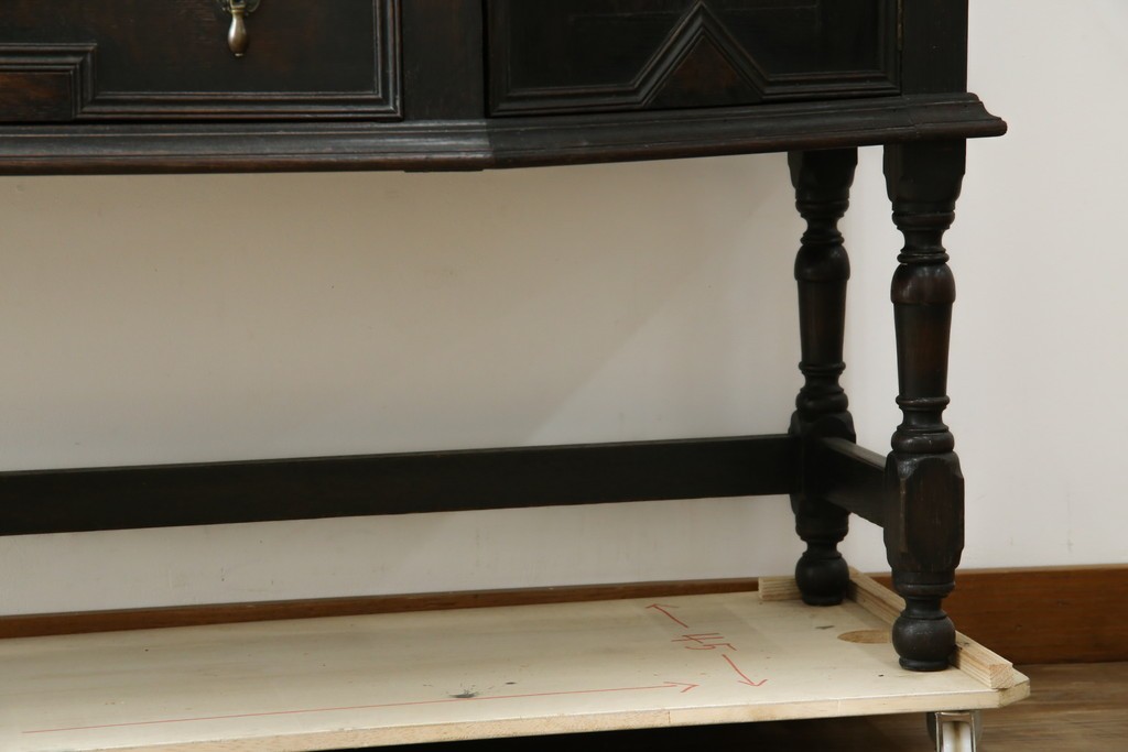 イギリスアンティーク　オーク材　シックな佇まいが味わい深いカップボード　(R-077630)