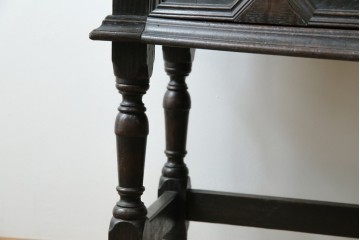 イギリスアンティーク　オーク材　シックな佇まいが味わい深いカップボード　(R-077630)