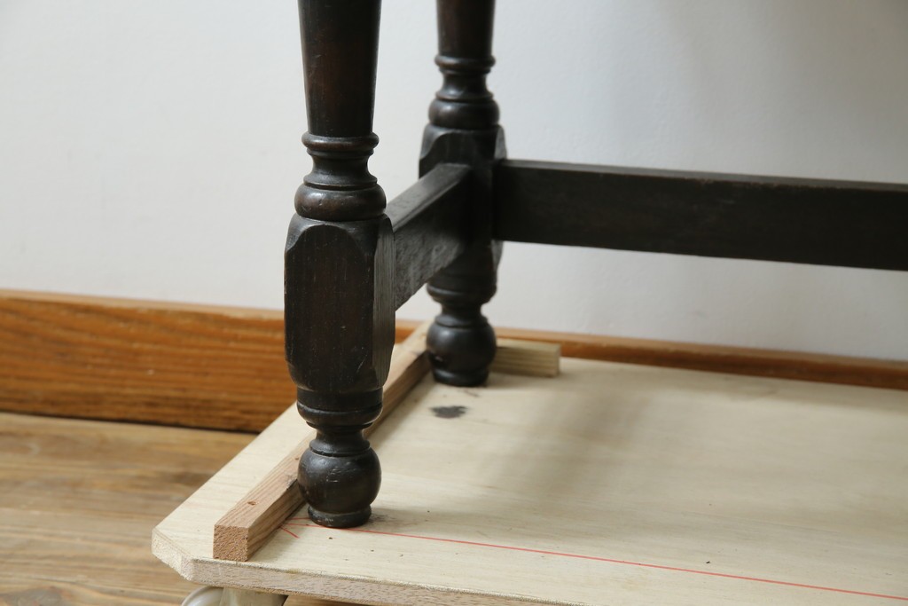 イギリスアンティーク　オーク材　シックな佇まいが味わい深いカップボード　(R-077630)